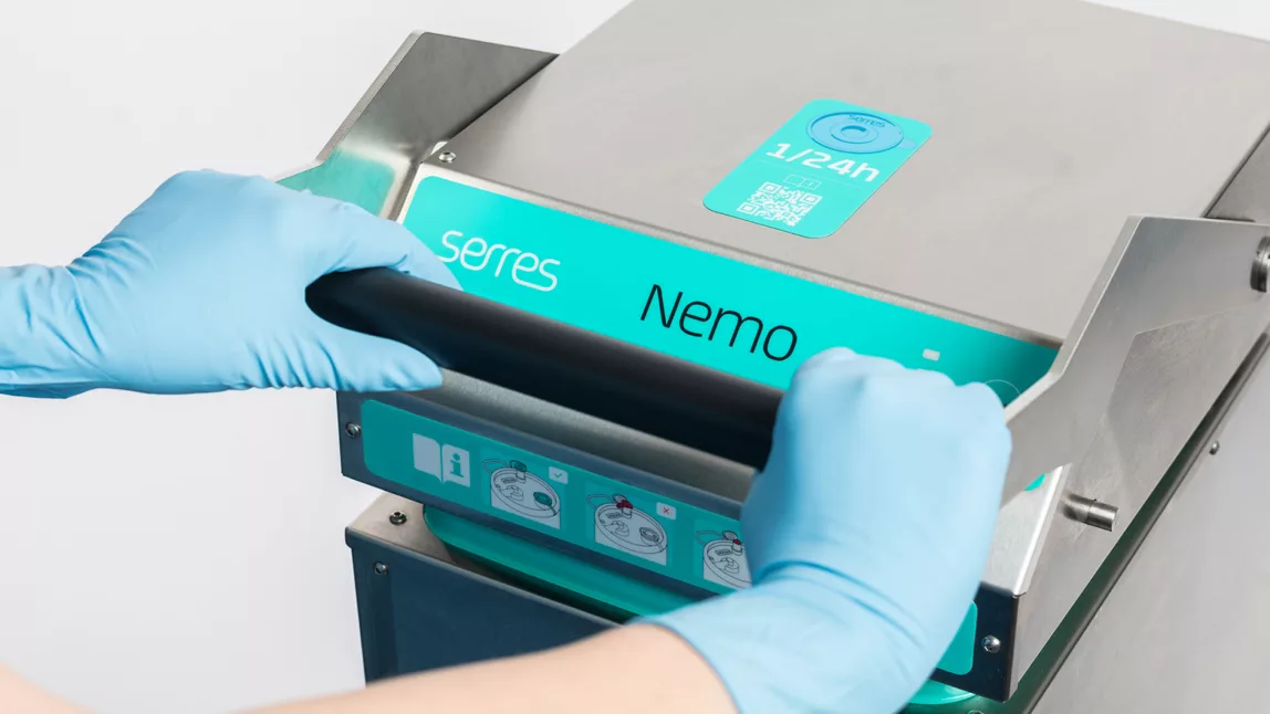 Hands opening a Serres Nemo.
