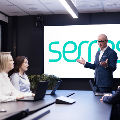 Serres CEO Nicke Svanvik talking with Serres employees.